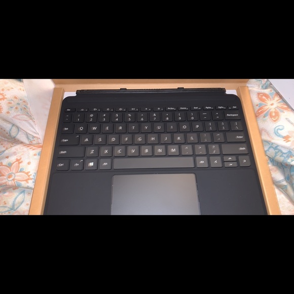 Microsoft Surface Go Type Cover - Picture 2 of 3